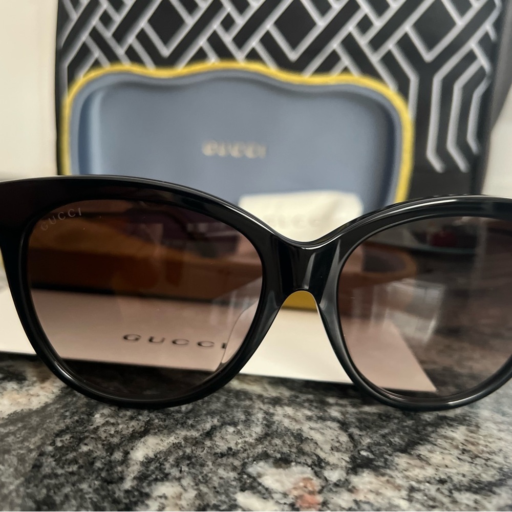 Gucci Black Sunglasses cat-eye frame